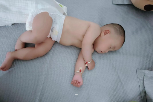江门宝宝胳膊上起红疙瘩